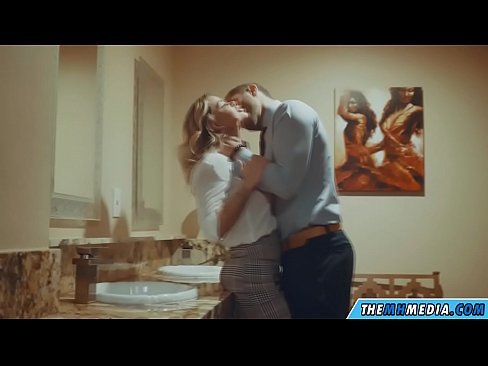 ❤️ Том биетэй шаргал үст таныг нийтийн бие засах газар уруу татах үед ❤️❌ Порно видео манайд ❌❤